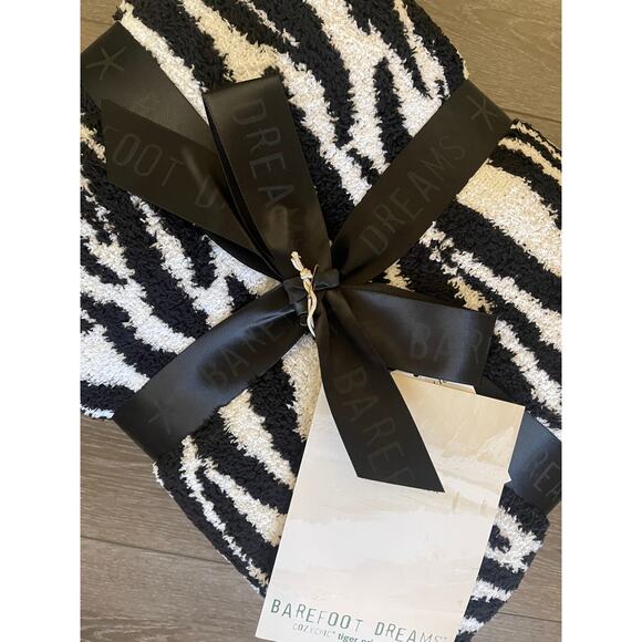 New Barefoot Dreams Tiger Print Throw Blanket  45" x 60"  Black White - Picture 4 of 4